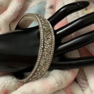 Chic Silver Women's Bracelet with Intricate Detailing